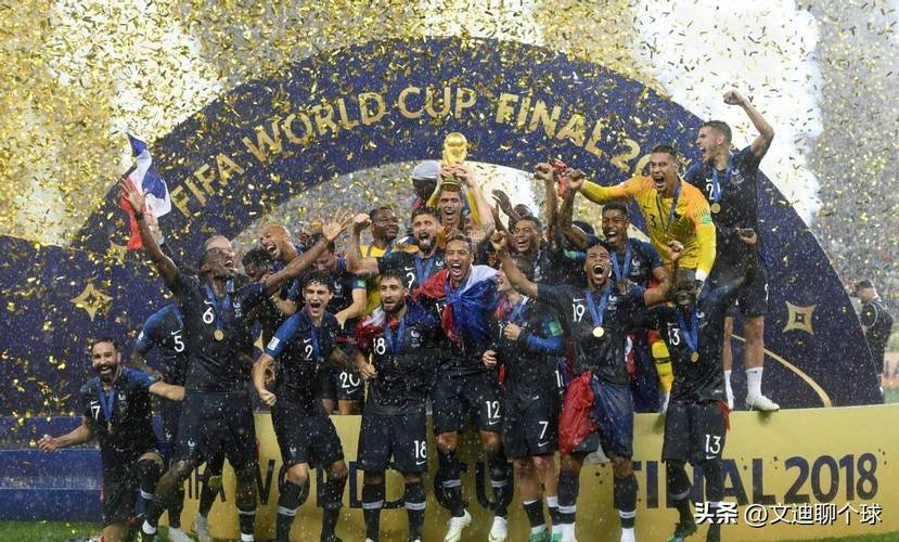 上海海港实现中超三连冠，为中国顶级联赛历史第三队