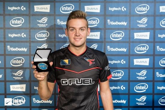 LPL解说瞳夕虎牙传奇杯晒照：今天继续见